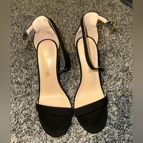 Elegant Black Stilettos - Picture 3 of 4